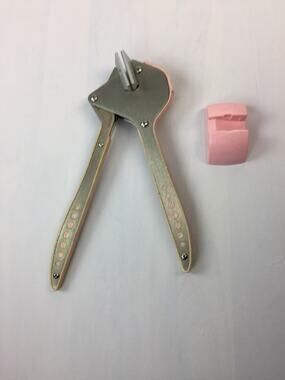 QUICK KUTZ QUICKUTZ SQUEEZE TOOL DIE CUTTING EMBOSSING HAND CUT ART CRAFT Pink